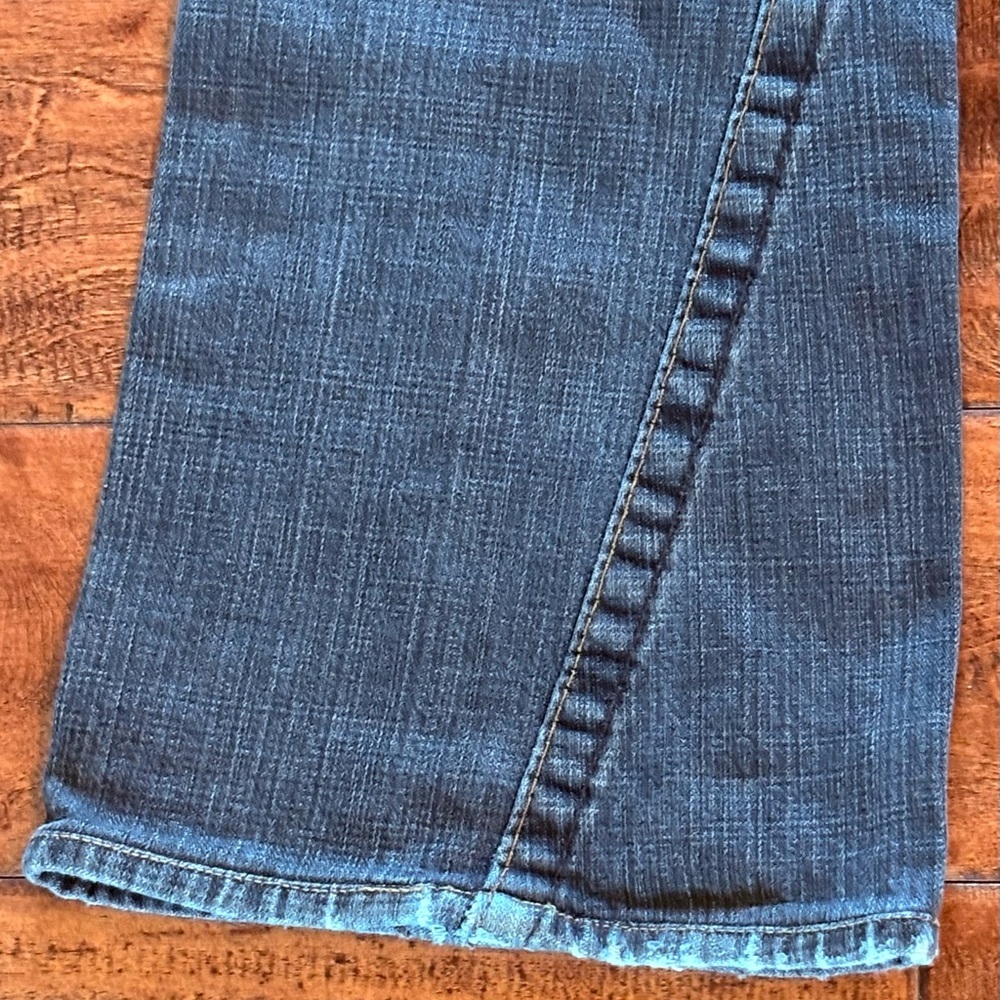 True Religion Distressed Blue Jeans Wide Flare Leg. Size 27 (IS size 4). - Picture 7 of 9